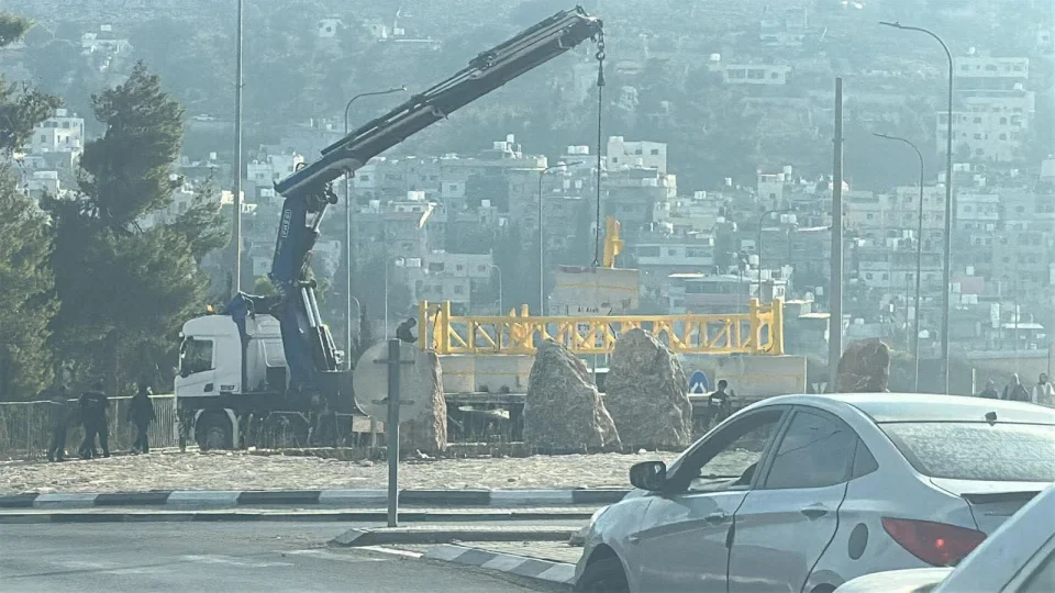 L'occupation installe une porte en fer à proximité de l'université Khodouri à Al-Aroub et ouvre une route coloniale au sud d'Hébron