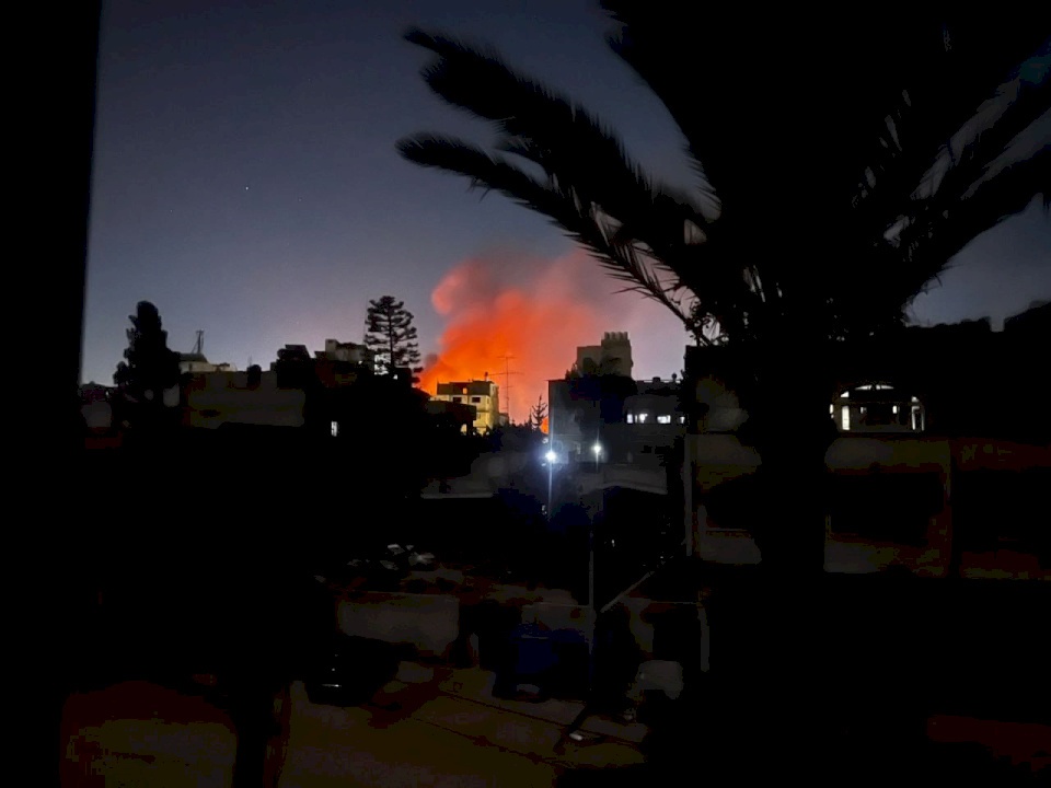 الاحتلال يستهدف سيارة قرب مشفى الشفاء بغزة (فيديو)