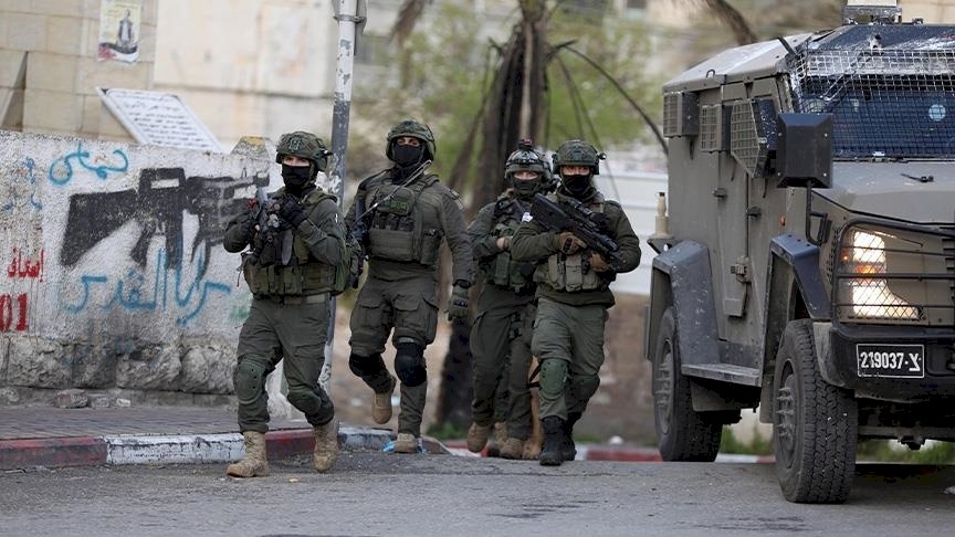 Occupation Forces Invade Al-Bireh and Position Themselves in Front of A-Ma'ri Camp