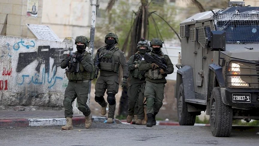 Les forces d'occupation pénètrent à Al-Bireh et se postent devant le camp d'Amaari