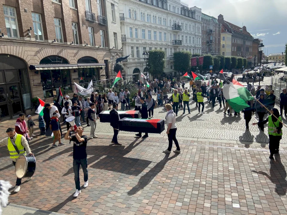 الأعلام الفلسطينية ترفرف في هيلسنجبوري السويدية رفضًا للمجازر وتجويع الأطفال في غزة