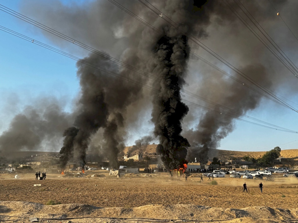 Occupation Police Assault Palestinians in the Negev (Video)