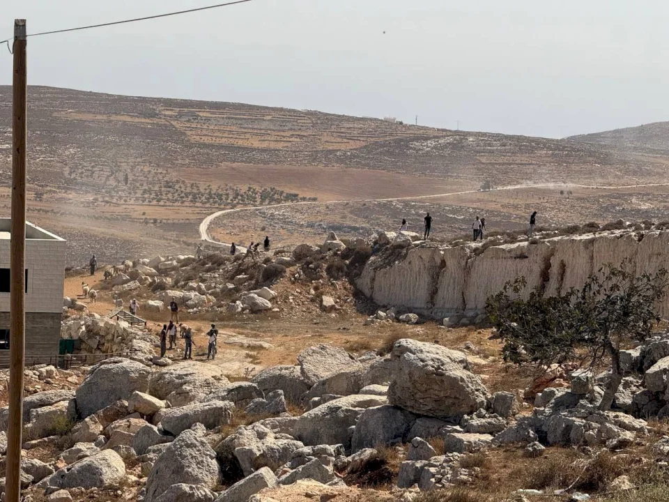 Des colons s'attaquent à une famille dans le village de Deir Jarir, à l'est de Ramallah