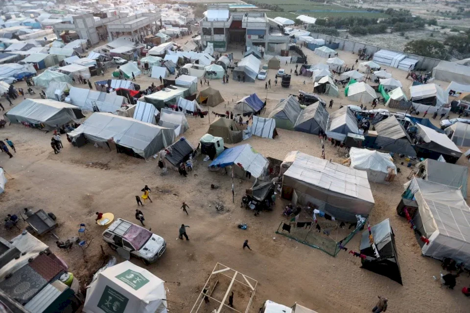 No Shelter or Security: Occupation Drowns Southern Gaza with Random Tents and Health Hazards