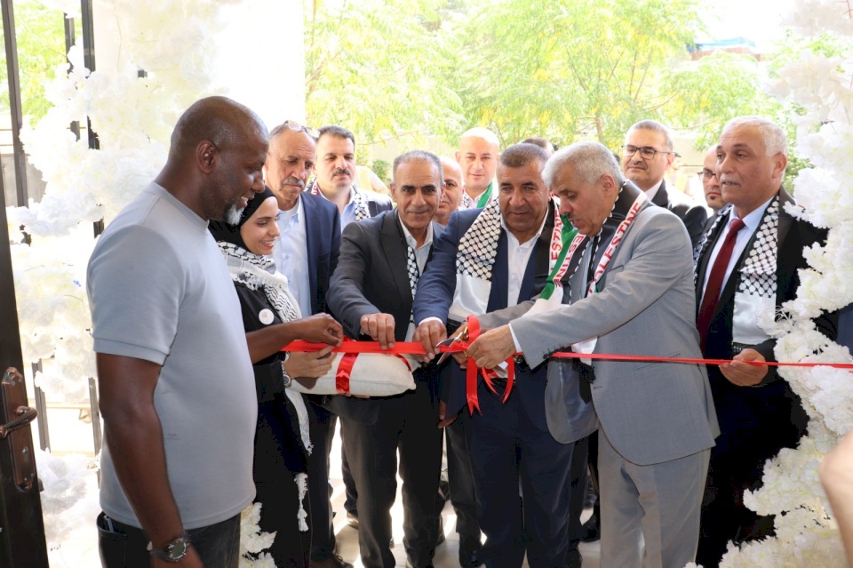 Berham inaugure deux écoles dans le gouvernorat d'Hébron et visite plusieurs d'entre elles