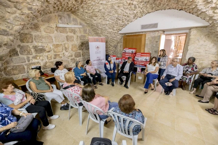 وكالة بيت مال القدس تدعم نادي المسنين التابع لجمعية البشارة بمعدات رياضية