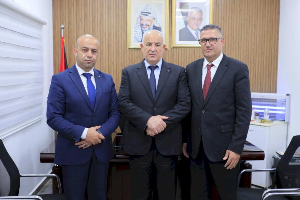 وزير الداخلية ومحافظ أريحا يتفقدان الهيئة العامة للمعابر والحدود