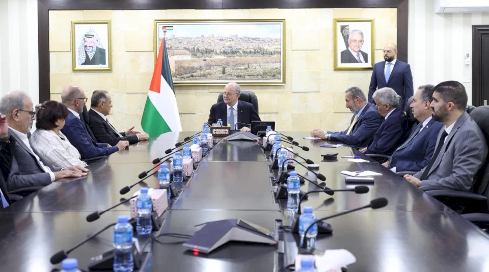 מוסטפא דן עם קרן הסיוע בתמיכה ופיתוח תוכניות חינוך וטיפול בילדים יתומים בפלסטין