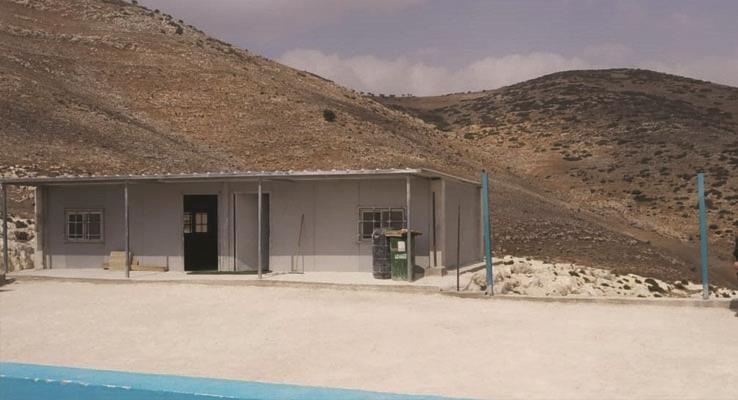 כוחות הכיבוש והמתנחלים פורצים לבית ספר אתגר באבזיק שבצפון טוברוק