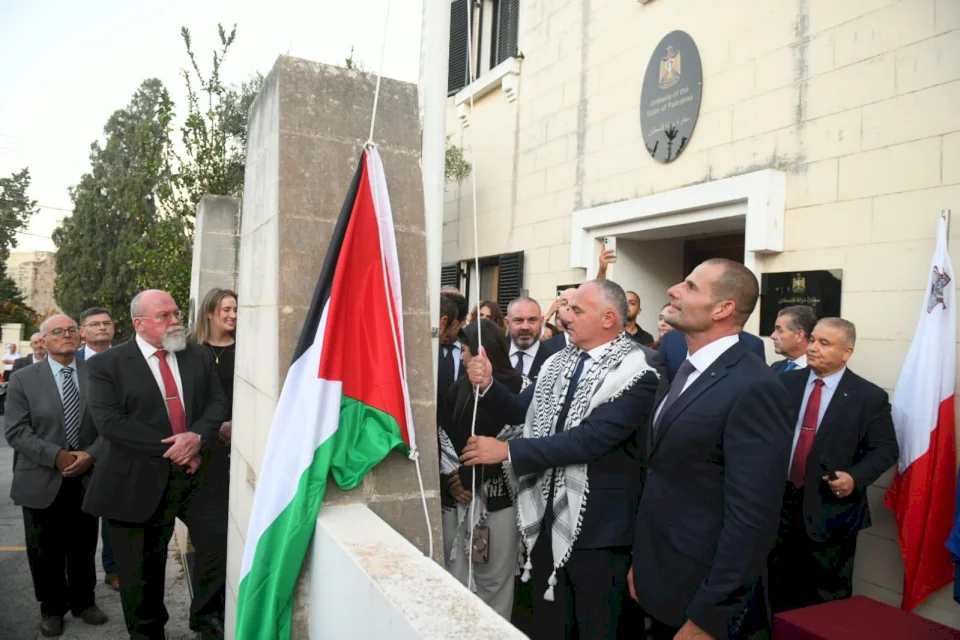 ראש ממשלת מלטה משתתף בטקס הנפת הדגל עם השגריר חנניה בשגרירות המדינה הפלסטינית