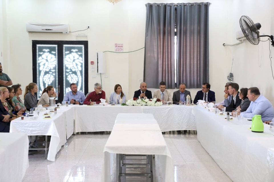 محافظ أريحا والأغوار يلتقي وفدًا دبلوماسيًا في بلدية العوجا