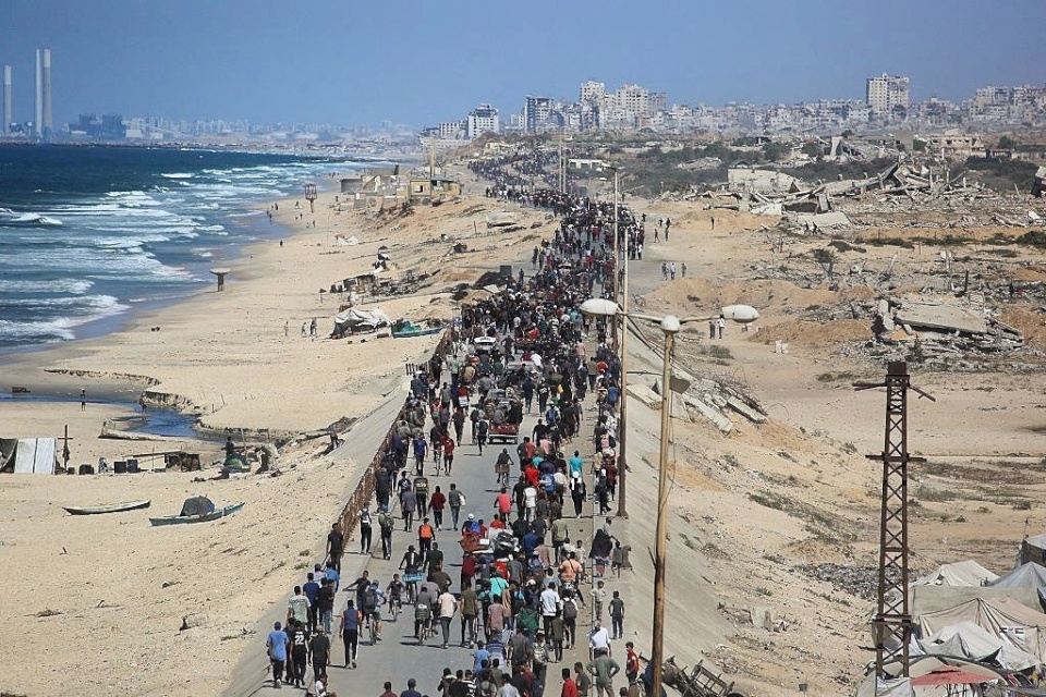 After Reaching a Ceasefire: Hundreds of Thousands Return to Gaza City After the Occupation Announces the Agreement Has Taken Effect