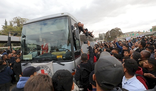 Israel Transfers Palestinian Prisoners Set to be Released to "Ofer" and "Ketziot" Prisons