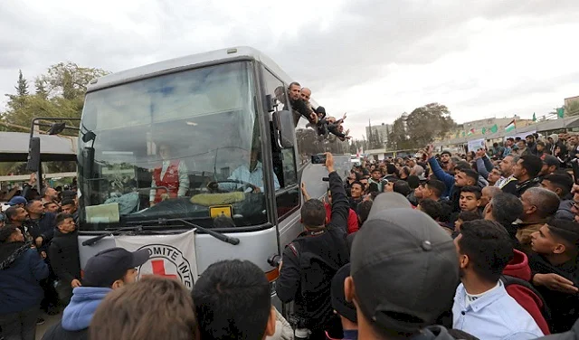 ישראל מעבירה את האסירים הפלסטינים המיועדים לשחרור לכלאי "עופר" ו"קטיניוט"