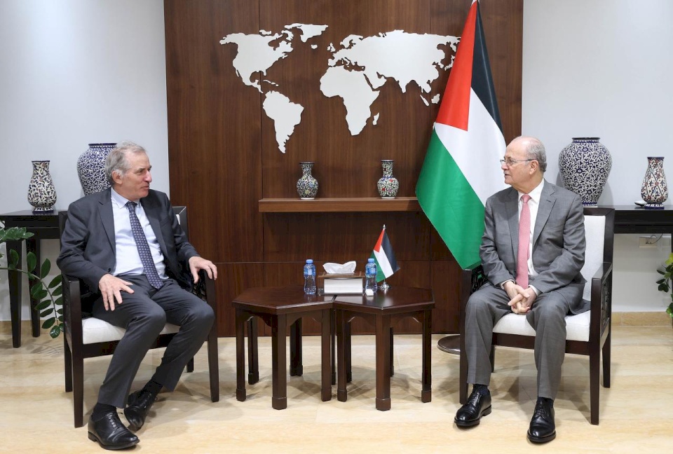 رئيس الوزراء الفلسطيني يبحث مع مبعوثيّن أوروبي وسويسري ترتيبات ما بعد الحرب وجهود الإغاثة وإعادة الإعمار