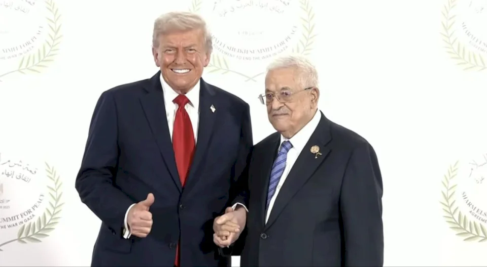 טרמפ לחץ את יד הנשיא אבאס.. חתימת הסכם סיום מלחמת עזה במצרים