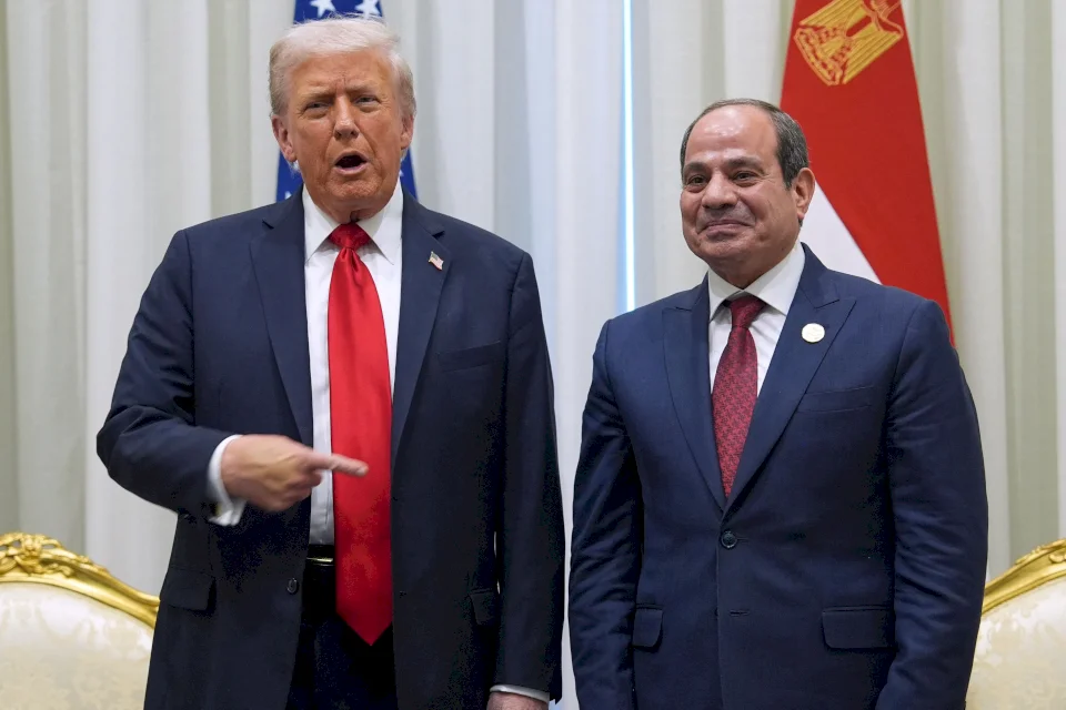 ترمب يصل شرم الشيخ ويتبادل مع السيسي الترحاب واشادة بعضهما البعض بالجهود لوقف الحرب