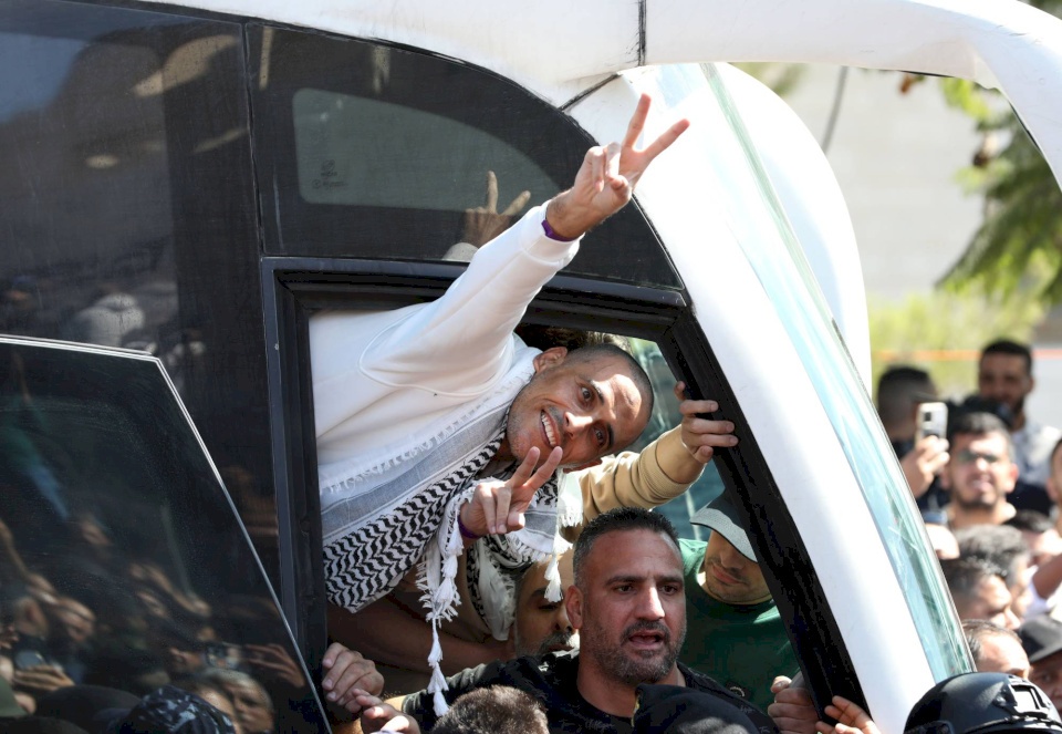 شاهد بالصور الإفراج عن الأسرى الفلسطينيين في سجون الاحتلال
