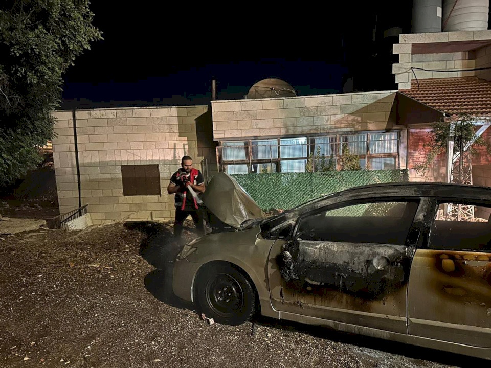 מתנחלים הציתו רכב בביטין מזרח לרמאללה (תמונות)