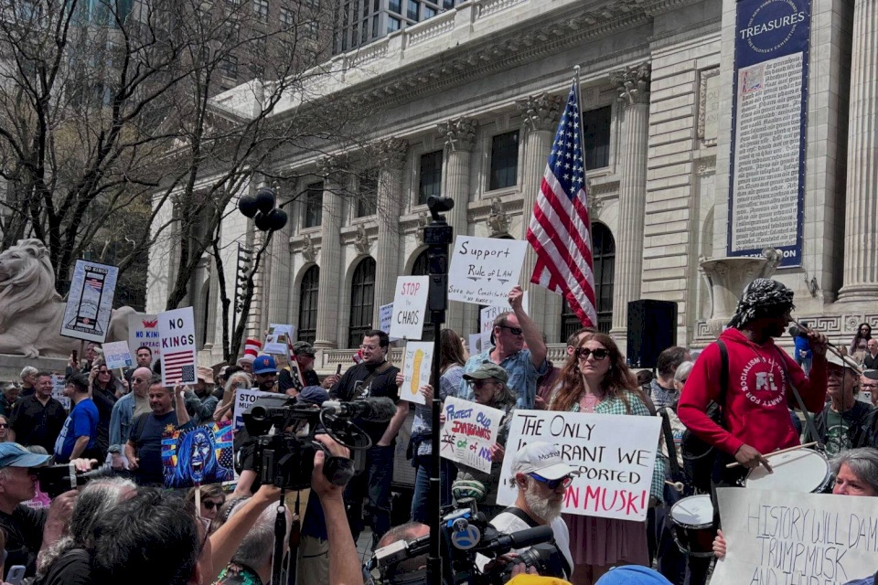 Des millions de manifestants contre Trump descendent dans les rues à travers l'Amérique samedi