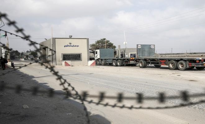 إسرائيل تُقرّر وقف إدخال المساعدات وإغلاق جميع المعابر مع قطاع غزة