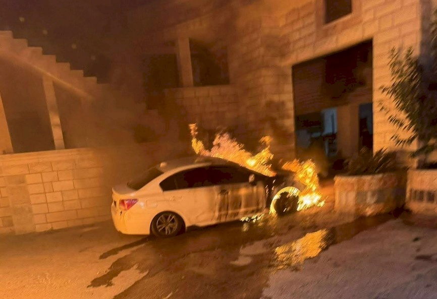 וידאו: מתנחלים מבעירים מספר רכבי אזרחים בדיר דבוואן מזרח לרמאללה