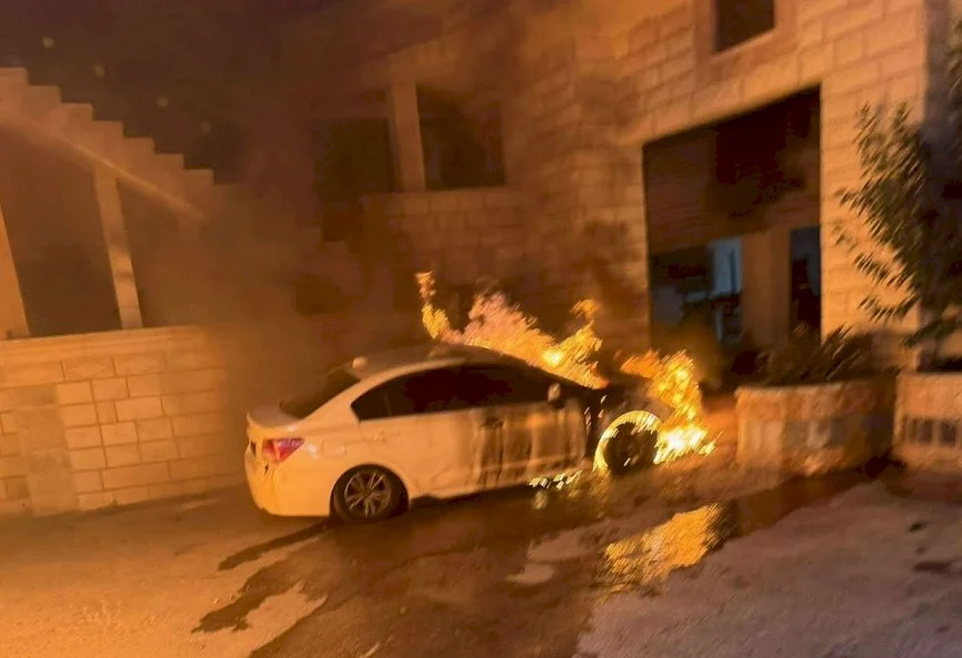 Vidéo : Des colons incendièrent plusieurs véhicules de citoyens à Deir Dibwan, à l'est de Ramallah