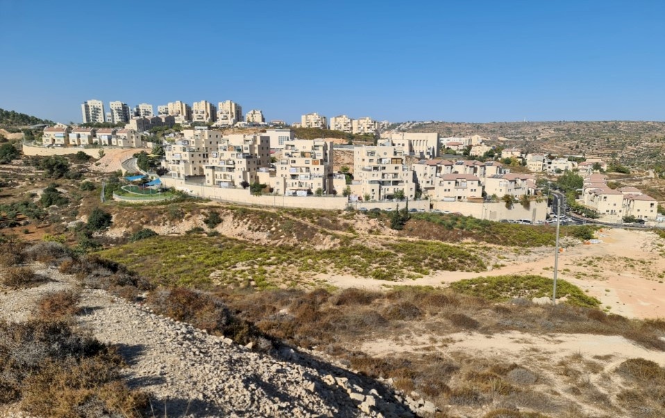 Hebrew Channel: Approval of a Plan to Build 1300 Settler Housing Units in "Gush Etzion"
