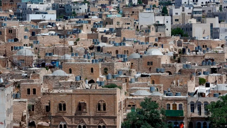 مخطط استيطاني لبناء عمارتين في أرض سوق الخضراوات القديم بمدينة الخليل