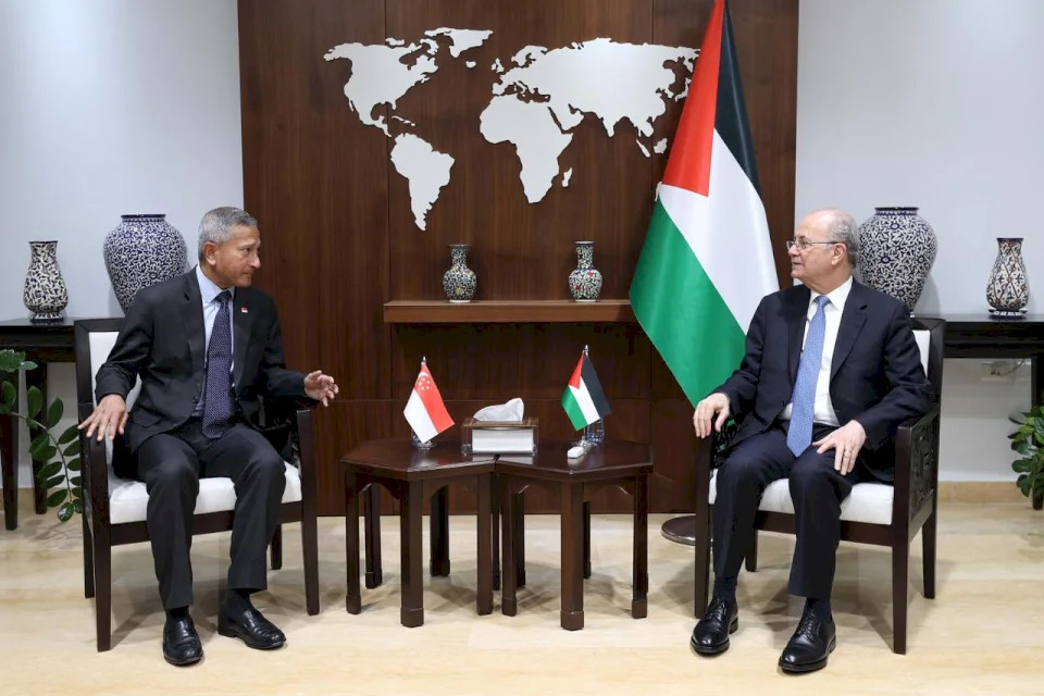 Mustafa Discusses Latest Developments and Strengthening Joint Cooperation with the Foreign Minister of Singapore