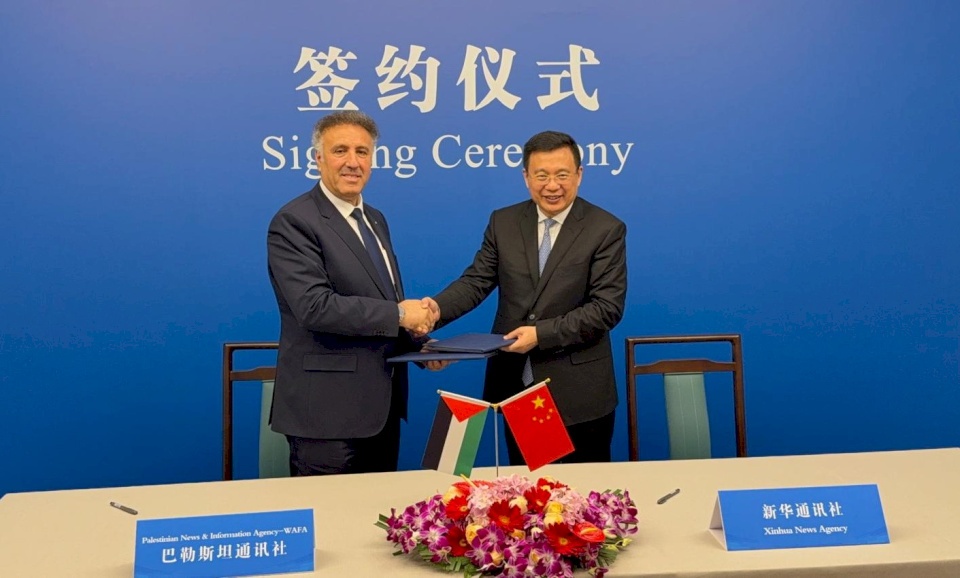 Asaf signs a memorandum of cooperation with the head of the Xinhua News Agency, Minister Fu Hua, and briefs him on the political developments