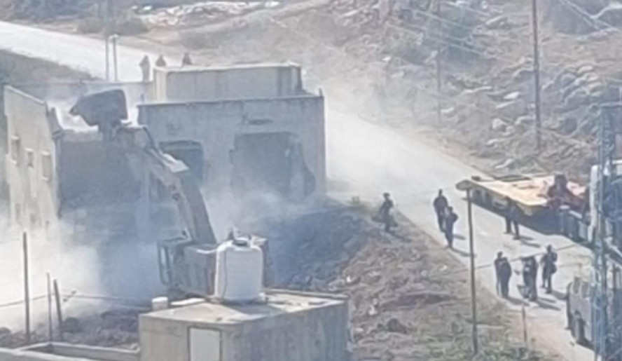 قوات الاحتلال تهدم منزلا في بلدة بروقين غرب سلفيت