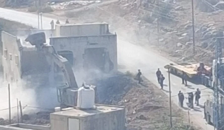 قوات الاحتلال تهدم منزلا في بلدة بروقين غرب سلفيت