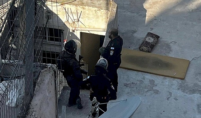 Des colons s'emparent de la maison de la famille Shweiki dans le quartier de Batn al-Hawa