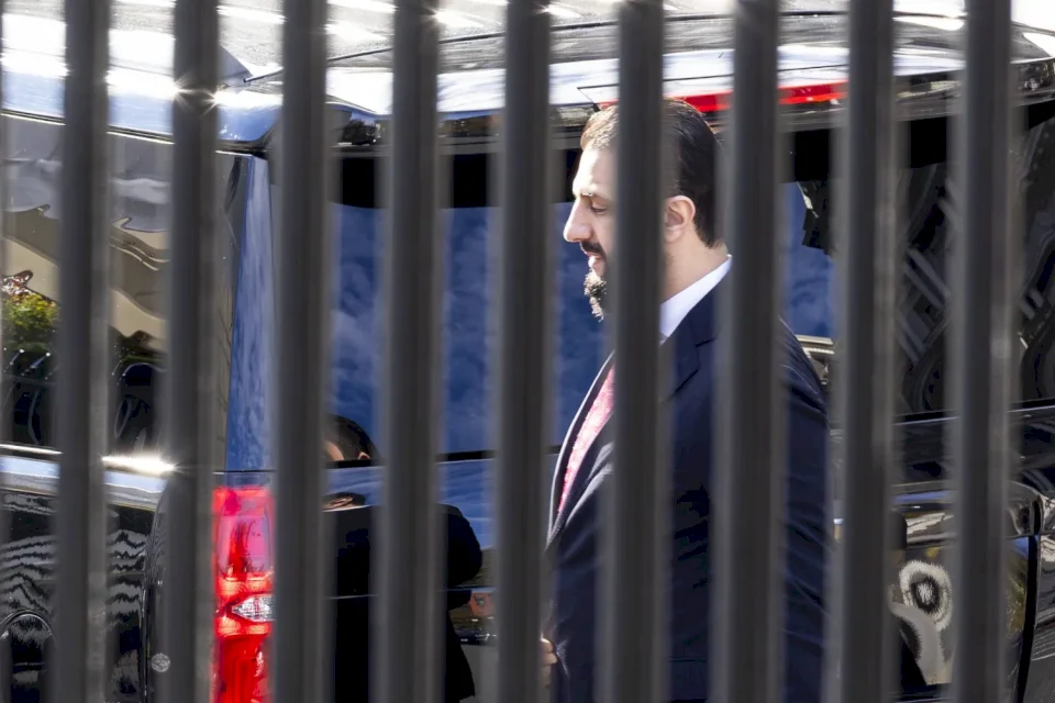 טראמפ נפגש עם אל-שארע בבית הלבן לקראת סוף שנה מכרעת בסוריה עם הקפאת חוק קסר