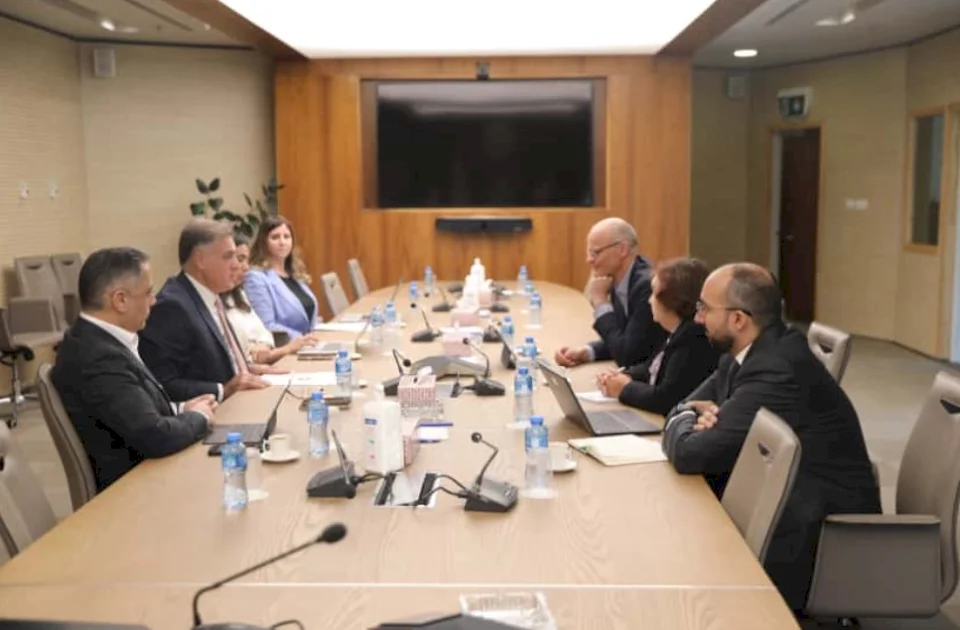 Le gouverneur de l'Autorité monétaire discute avec une délégation de la Banque mondiale des moyens de renforcer la coopération dans les domaines de la stabilité financière