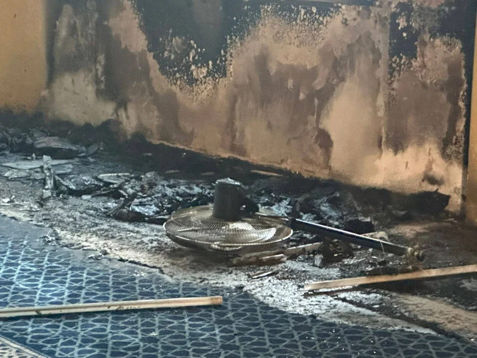 مستوطنون يحرقون مسجدا في دير استيا ويخطّون شعارات عنصرية (صور)