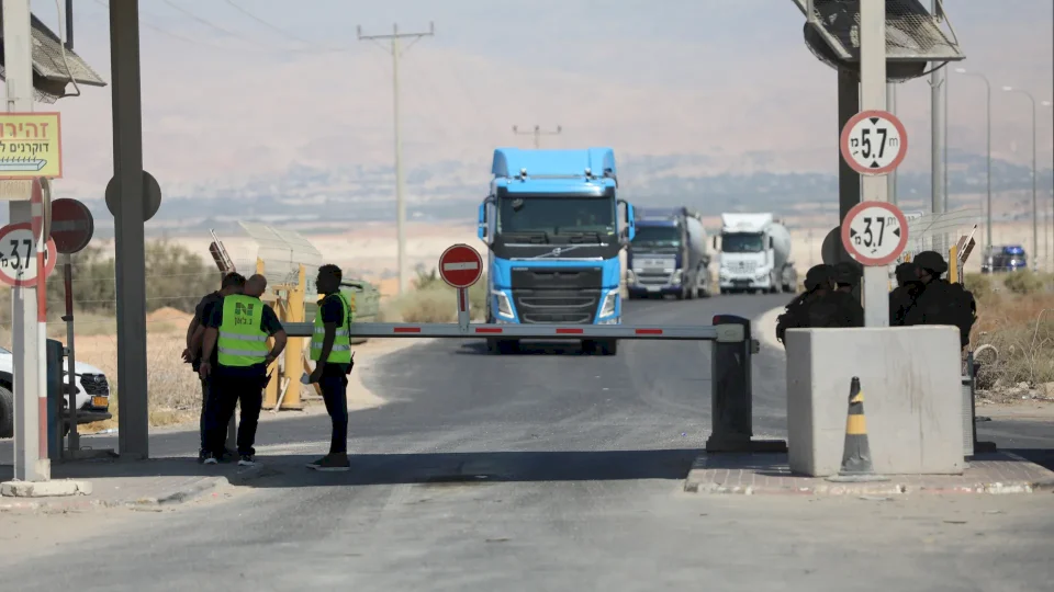 איגוד הלשכות המסחריות דורש מהלך בינלאומי דחוף לפתיחת מעבר הכבוד המסחרי