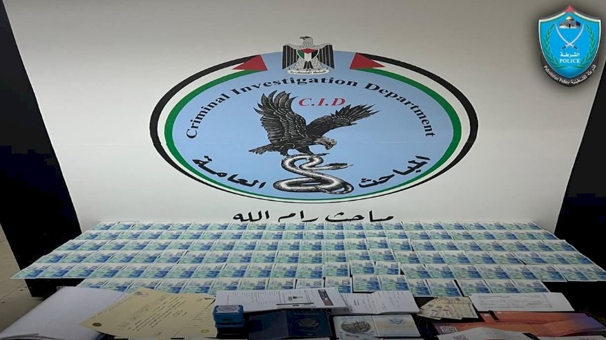 La police arrête des suspects en possession de documents falsifiés en collaboration avec le renseignement militaire à Ramallah.