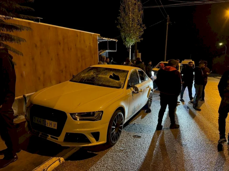 Settlers Storm Singil Entrance North of Ramallah and Smash Three Vehicles