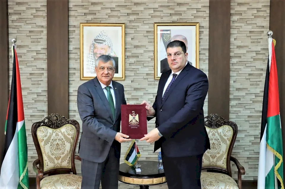 אל-אחמד מקבל את תפקיד שר התחבורה והתחבורה באופן רשמי