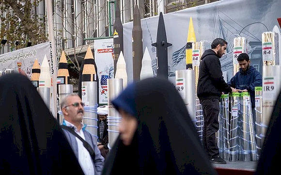 إسرائيل تتابع بـ"قلق"... تقرير: إيران تقترب وتعمل بوتيرة متسارعة لاستعادة مخزونها الصاروخي