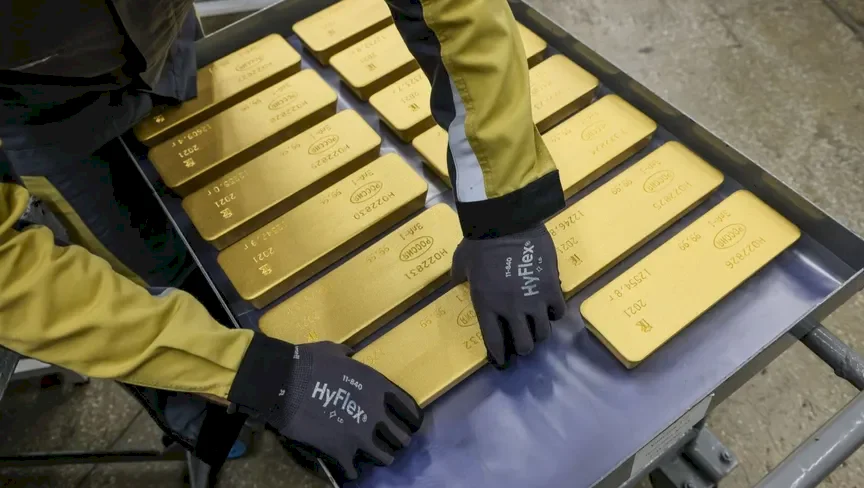 سعر الذهب يتجه لتسجيل خسارة أسبوعية طفيفة مع تضاؤل فرص خفض الفائدة