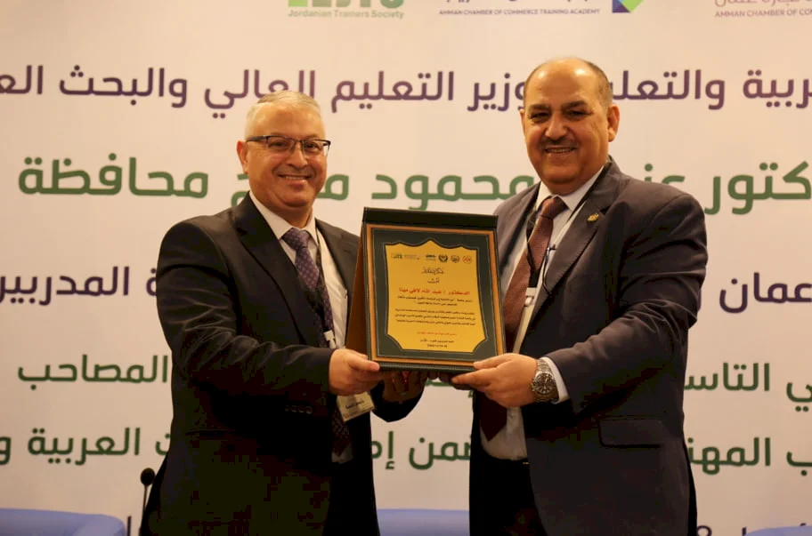 الدكتور عبد الله مهنا يحصد الجائزة الأولى لـ"جائزة المُدرِّب العربي المُتَميِّز" – فئة مدرب مستشار معتمد