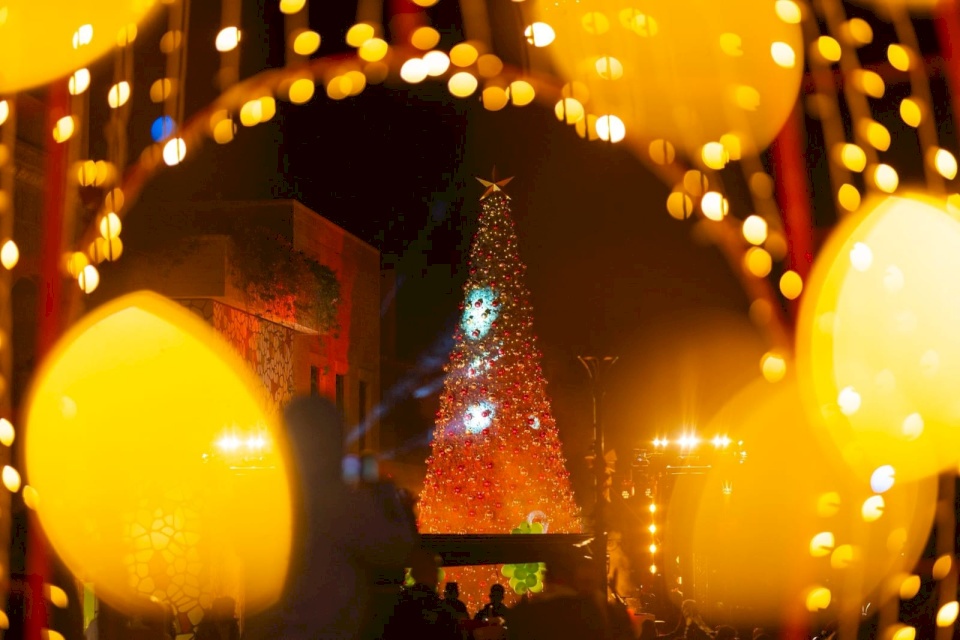 Des enfants de Gaza, de Cisjordanie et d'Israël illuminent le sapin de Noël à Rawabi