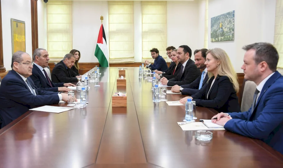 Le cheikh s'entretient avec les représentants des pays européens de l'E4 sur les dernières actualités politiques et internationales