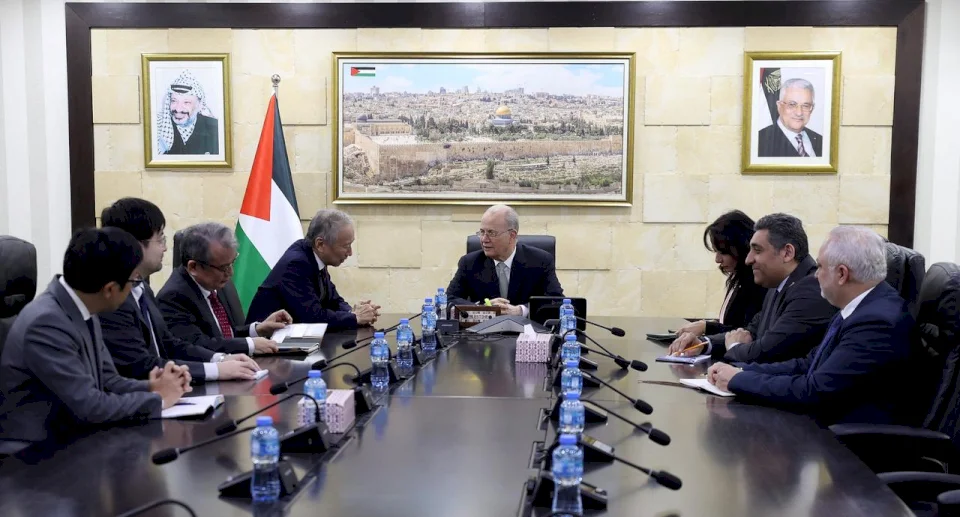 Mustafa discute avec l'adjoint du ministre japonais des Affaires étrangères de la reconstruction de Gaza la coordination des efforts et le travail commun