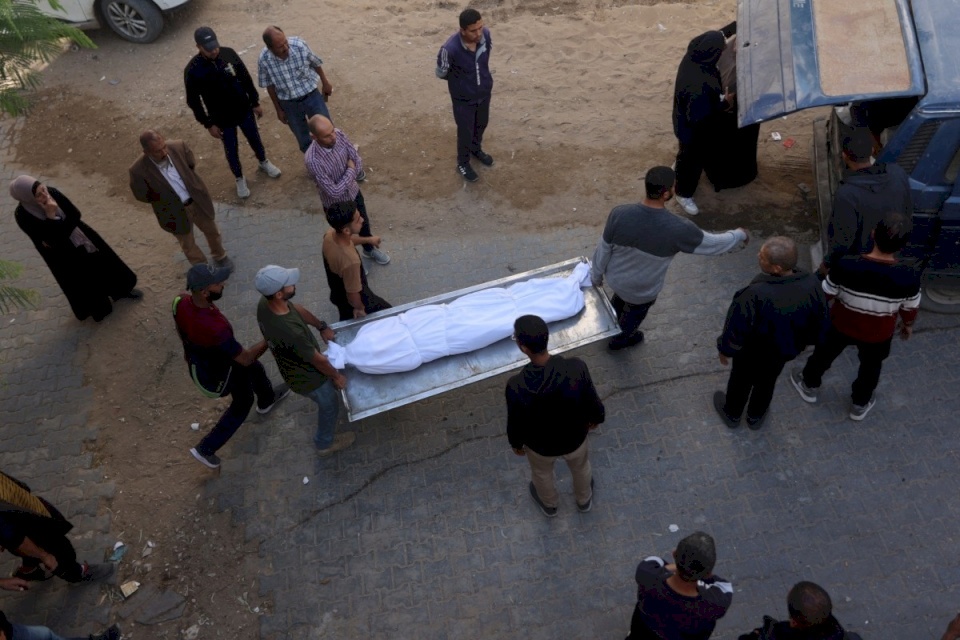 Blessure critique d'un citoyen lors d'un bombardement israélien à Deir al-Balah