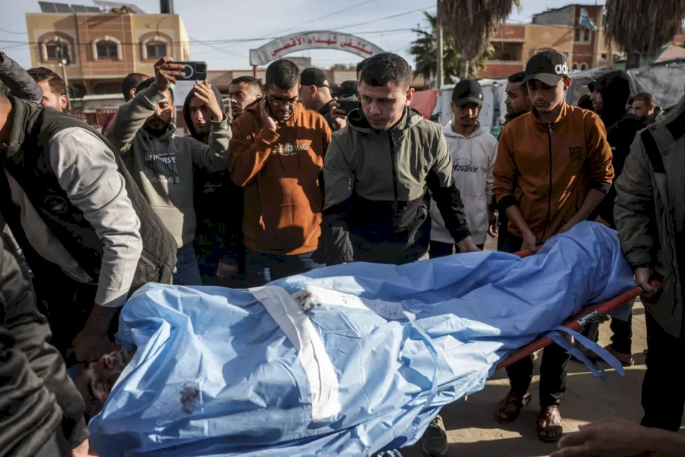 3 شهداء بينهم مواطنة وطفل بنيران الاحتلال في جباليا شمال القطاع