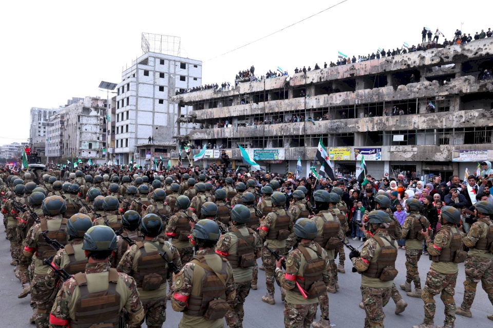 Israël étudie la réponse aux chants de soldats syriens en faveur de Gaza à l'occasion de l'anniversaire de la chute d'Assad